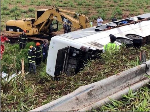 Ônibus de sacoleiros cai em ribanceira e deixa dois mortos e 15