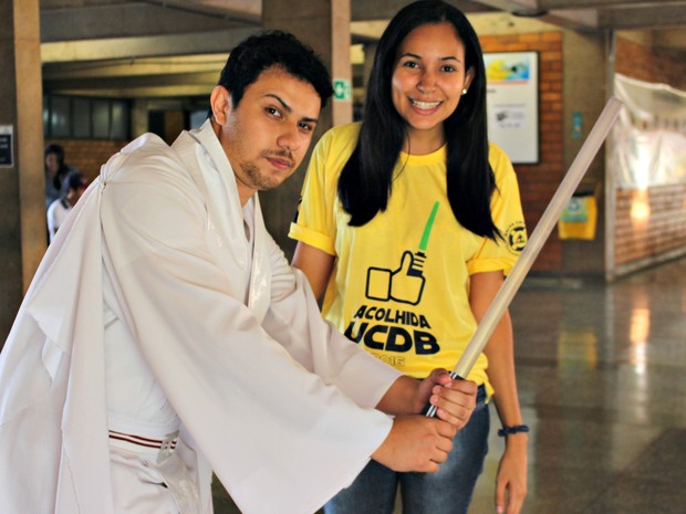Professor Thiago e aluna voluntária que ajudou na recepção dos calouros 