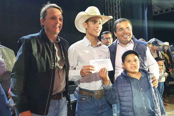 Vídeo: peão de Camapuã é campeão de rodeio em SP e fatura R$ 10